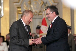 Aktualno������������������ci - Prezes  Zarządu FAKRO Ryszard Florek został uhonorowany przez Prezydenta RP Krzyżem Oficerskim Orderu Odrodzenia Polski